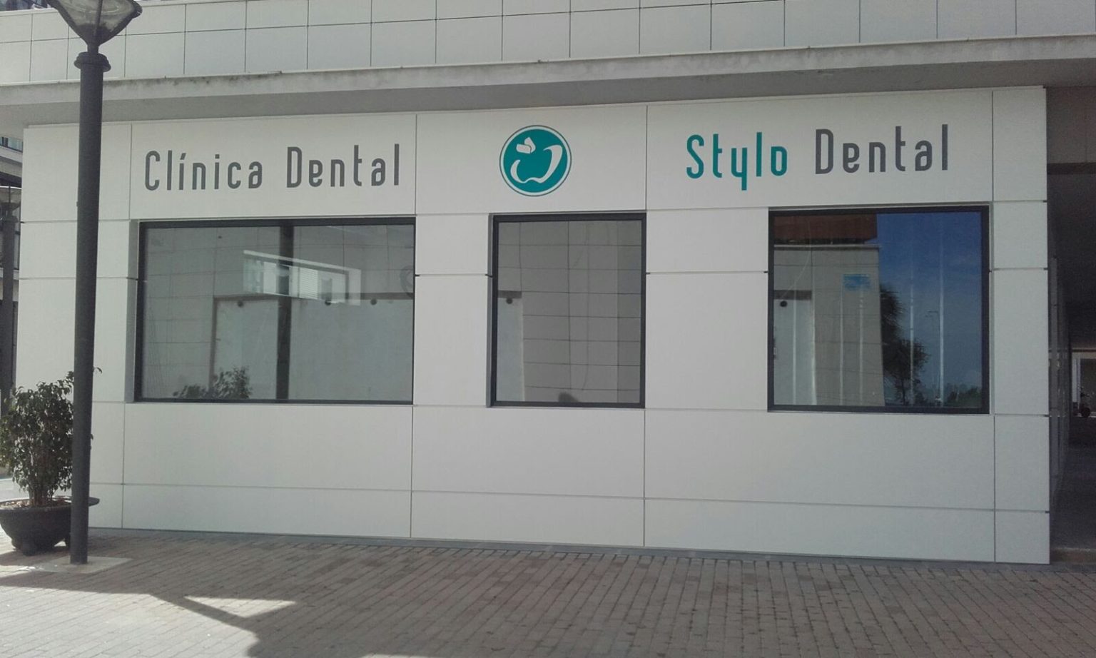 Recubrimiento fachada panel composite Clínica Dental | Farquitec